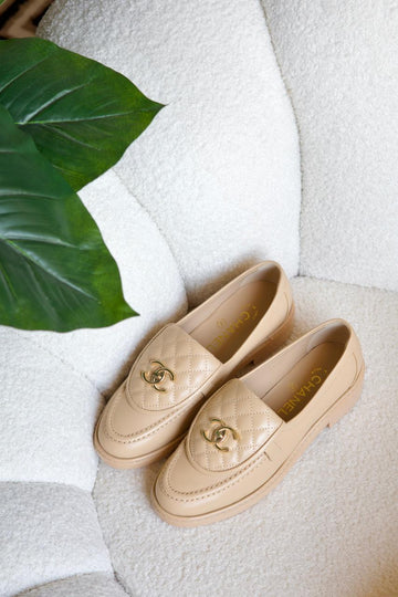 CHANEL beige CC turnlock| Women's